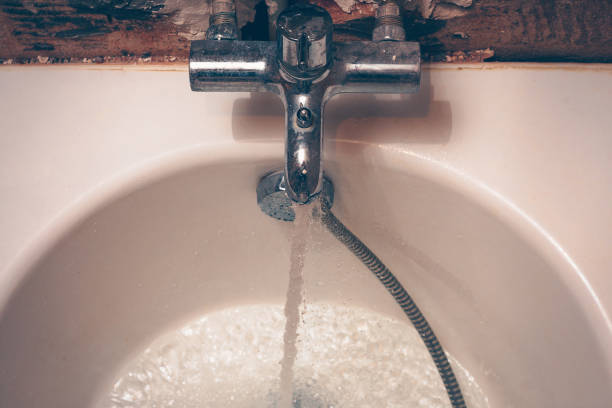 istock Old chrome-plated faucet in the bathroom 915850142