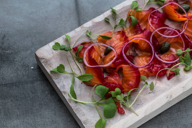 widok z bliska pokrojony gravlax na białej deski do krojenia - salmon fillet gravlax dill zdjęcia i obrazy z banku zdjęć