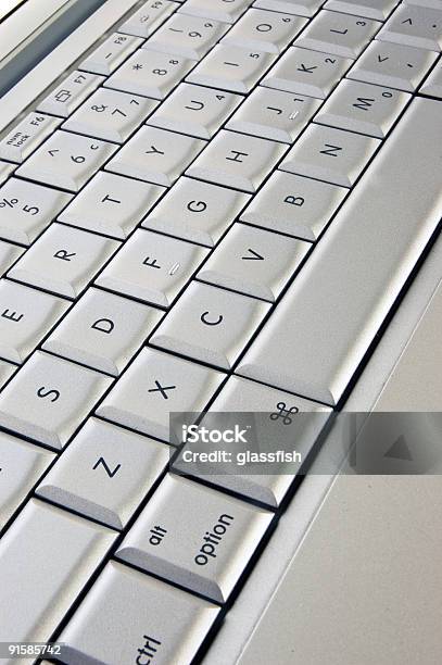 ノートパソコンのキーボードのクローズアップ - アルミニウムのストックフォトや画像を多数ご用意 - アルミニウム, インターネット, カットアウト
