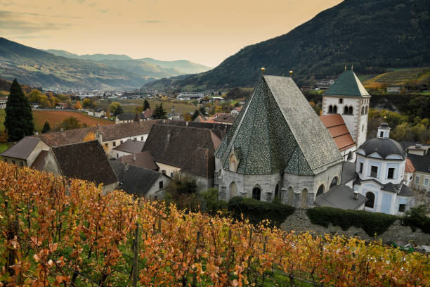 mosteiro de novacella com vinhedos durante a temporada de outono. localizado em varna, bolzano, trentino alto-adige, itália - altoadige - fotografias e filmes do acervo