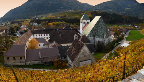 mosteiro de novacella com vinhedos durante a temporada de outono. localizado em varna, bolzano, trentino alto-adige, itália - altoadige - fotografias e filmes do acervo