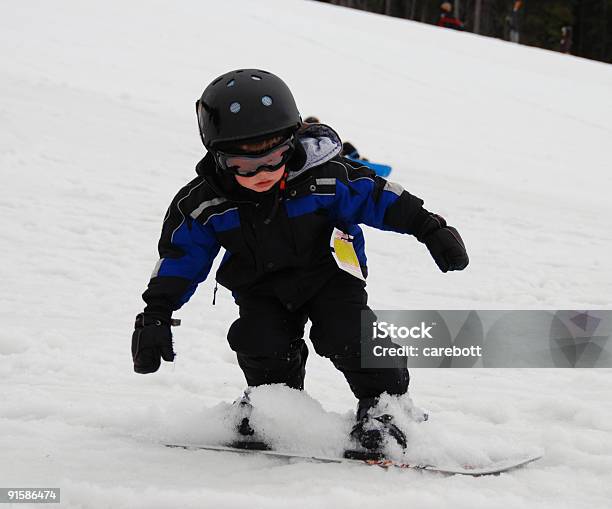 Молодые Сноубордистка — стоковые фотографии и другие картинки Обучение - Обучение, Сноуборд, 2-3 года