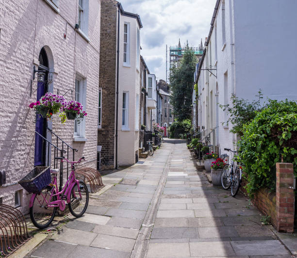 istock Pink bicycle on a Cambridge narrow street 915871006