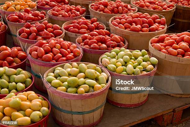 Cestas De Tomates Foto de stock y más banco de imágenes de Abundancia - Abundancia, Agricultura, Amarillo - Color