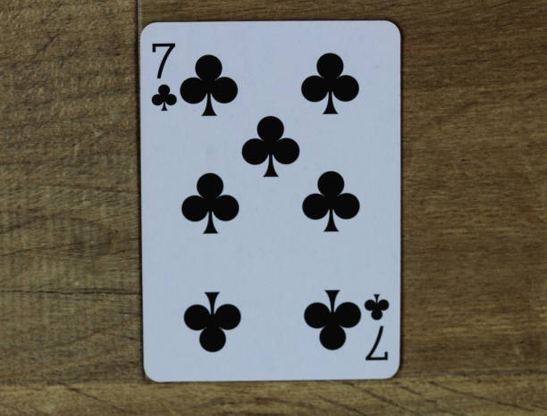 木製の背景にポーカー カード クラブ 7 - nine of spades ストックフォトと画像