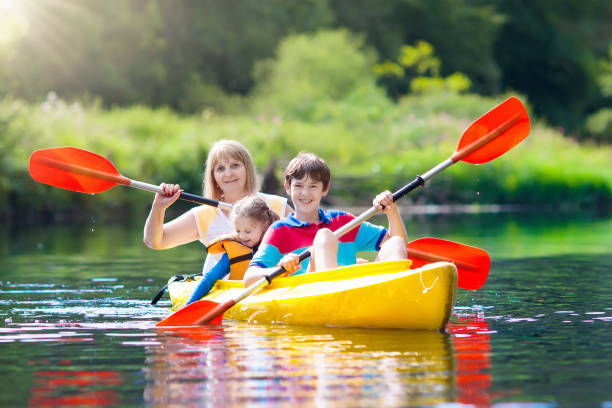 bambino in kayak. bambini in canoa. campeggio estivo. - sailing nautical vessel family lake foto e immagini stock