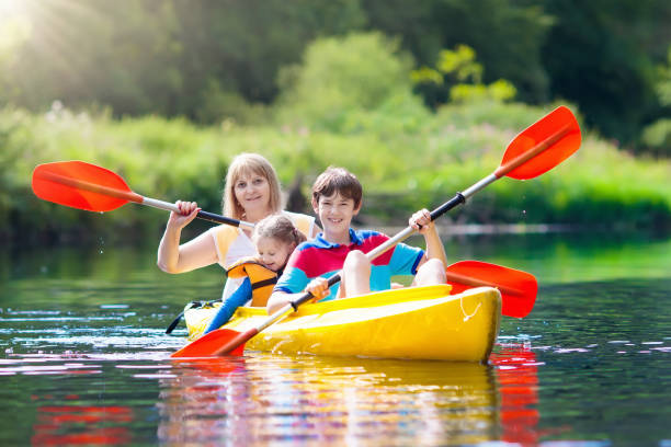 カヤックの子。カヌーの子供。夏はキャンプ。 - family kayaking kayak canoeing ストックフォトと画像