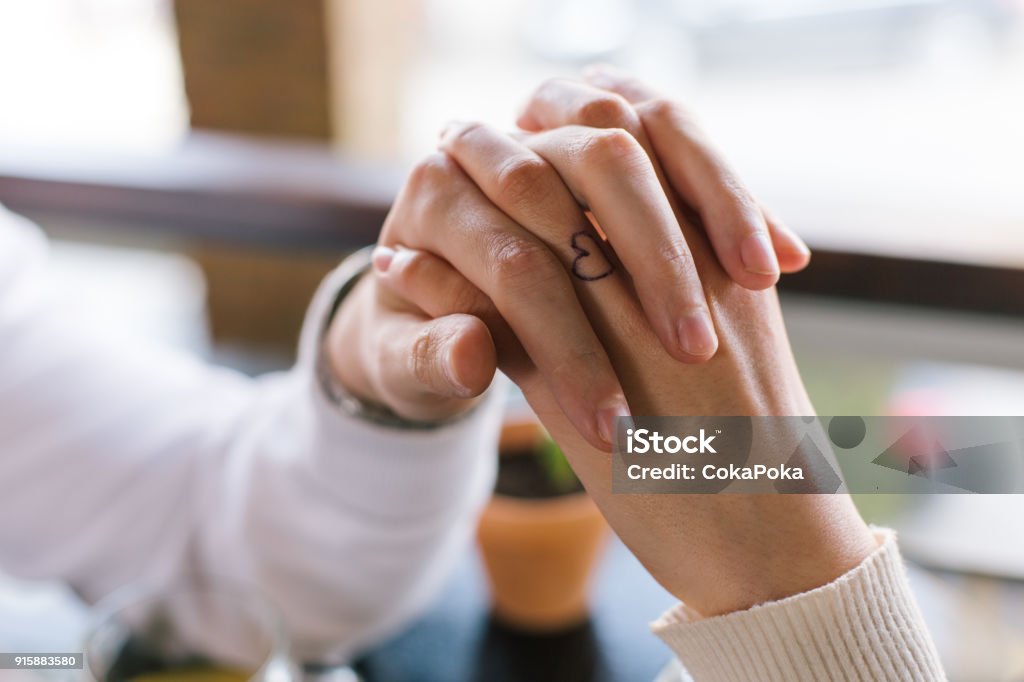 Pareja sosteniendo las manos - Foto de stock de Tatuaje libre de derechos