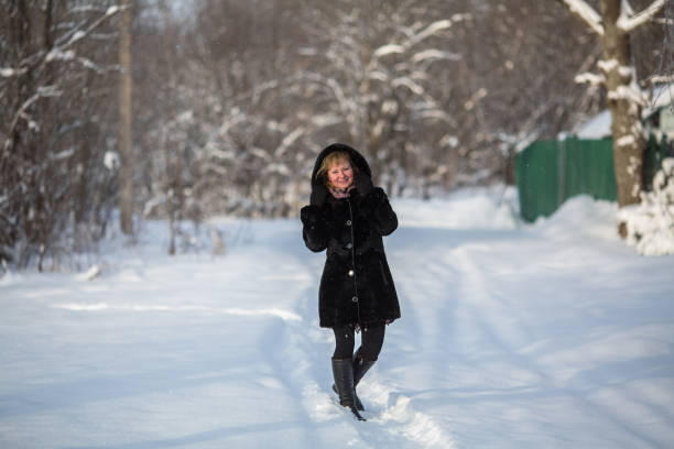 雪天気の屋外で若い女性のフルレングスの肖像画。 - 11316 ストックフォトと画像