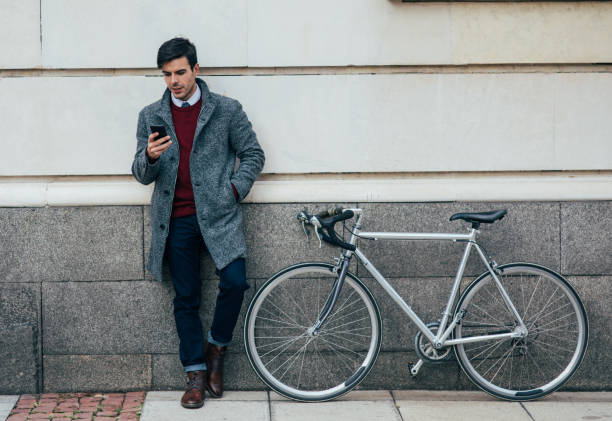 istock Bicyclist texing in the city 915886234