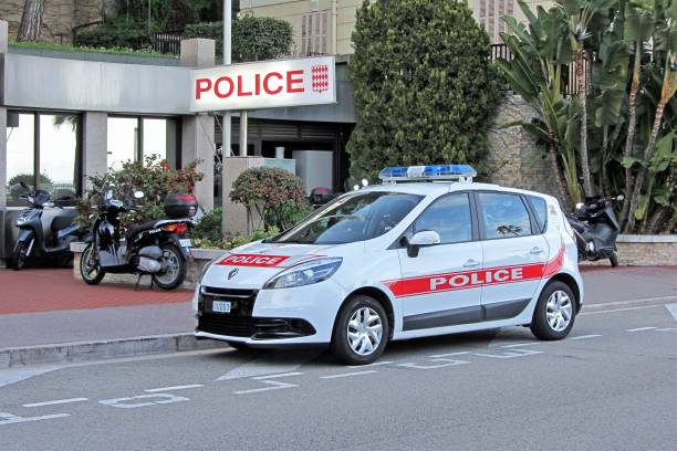 coche de policía en la calle de monte carlo - renault scenic fotografías e imágenes de stock
