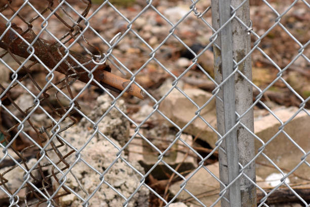 istock Chain Link Fence with Urban Background 915897096