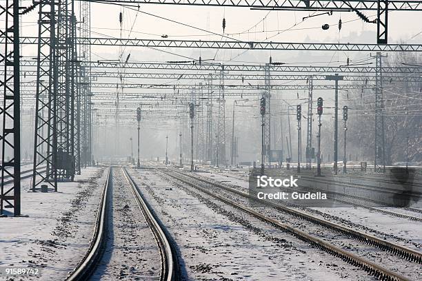 Ferrovia - Fotografie stock e altre immagini di Bianco - Bianco, Cavo dell'alta tensione, Composizione orizzontale