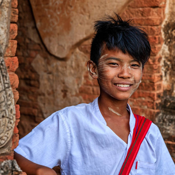 Bagan, Myanmar - november 26, 2014: Street vendors in front of the beautiful Dhammayazika Pagoda, in famous Bagan in Myanmar