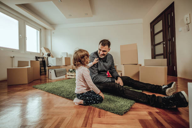 istock Single dad moving to a new house with his daughter 915897674