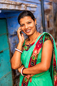 junge-indische-frau-mit-handy-reithosen-indien.jpg?b=1&s=170x170&k=20&c=2AR6ydpkpkqSxvo0Nm-5E09lYhg45v68G7lmZWZmfrc=