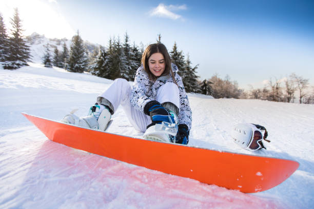 istock Girl Adjusting Snowboard 915903940