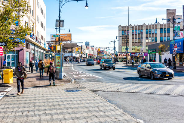 calle de cruce de personas en alturas de fordham center, new york city, nyc por la mañana, coches, día soleado - the bronx fotografías e imágenes de stock