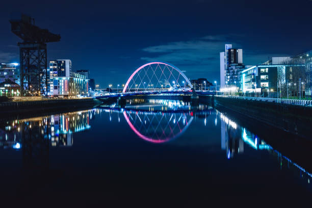 vista nocturna del arco de clyde - night cityscape reflection usa fotografías e imágenes de stock