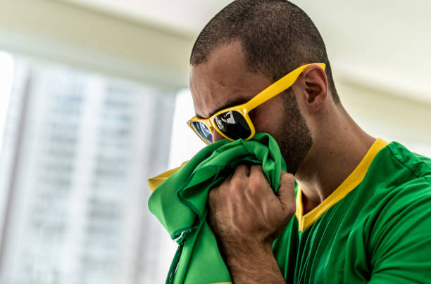 patriotismo y la celebración de un ventilador joven brasileña - house home interior flag usa fotografías e imágenes de stock