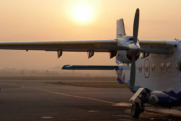 pequeno avião no aeroporto de katmandu, nepal - lukla imagens e fotografias de stock