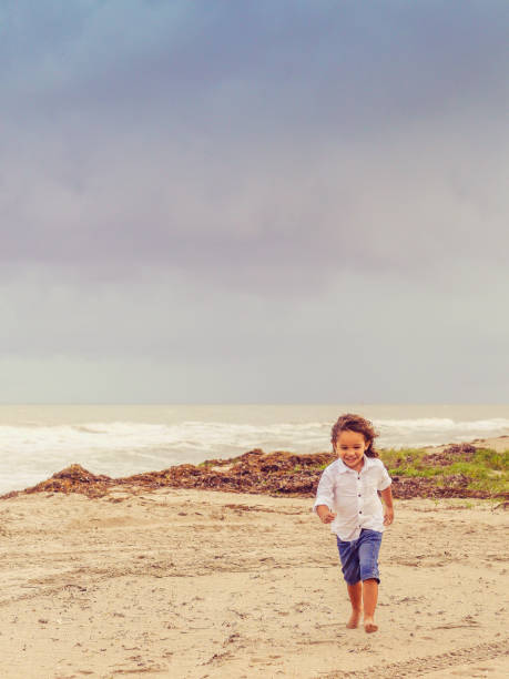istock Kid and the Sea 915911398