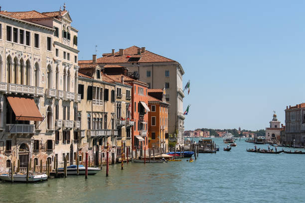 vista del canal grande dal ponte dell'accademia a venezia, italia - venice italy beautiful accademia bridge grand canal foto e immagini stock