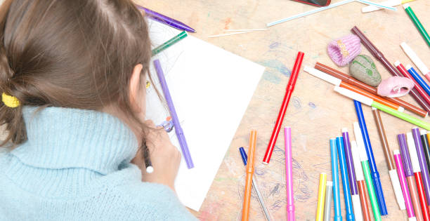 istock Little Girl with Markers 915943454