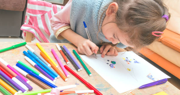 istock Little Girl with Markers 915943472