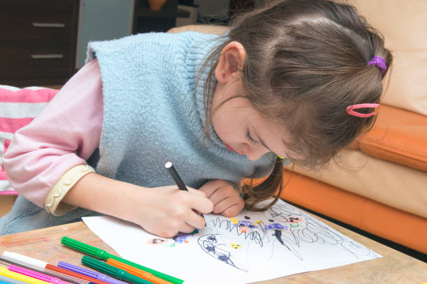 istock Little Girl with Markers 915943480