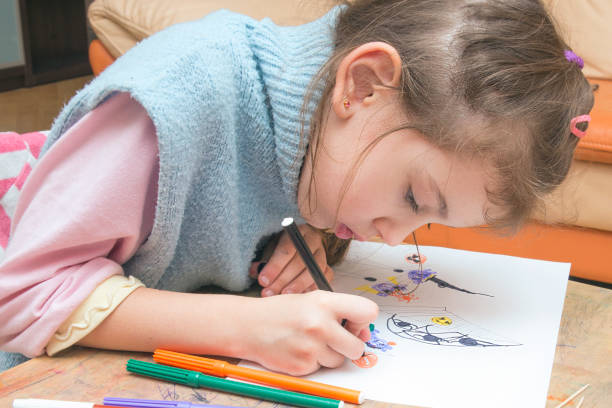 istock Little Girl with Markers 915943490
