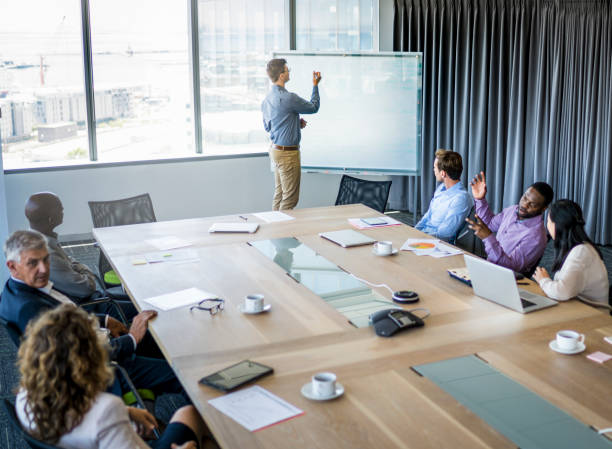 istock Businessman giving presentation to colleagues 915946310