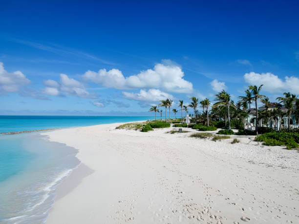 photo de drone du quai à grace bay, providenciales, turks et caicos - providenciales photos et images de collection