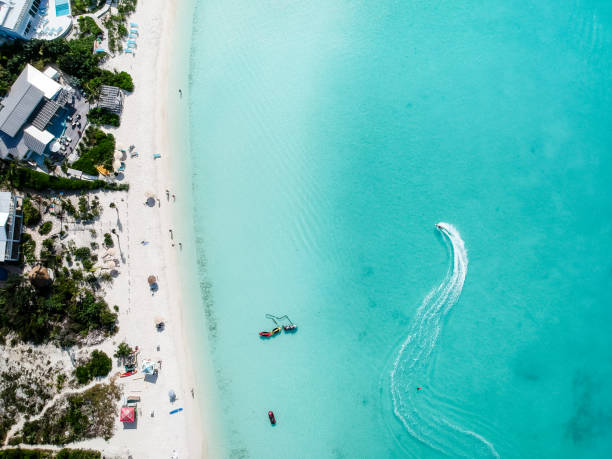 foto de drone de playa en bahía de níspero, providenciales, turks y caicos - provo fotografías e imágenes de stock