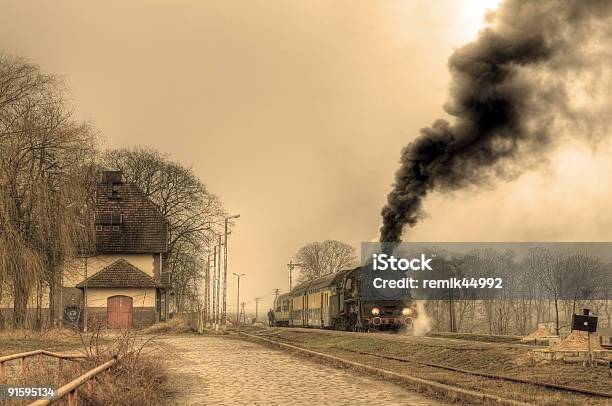 Foto de Antigo Trem A Vapor Retrô e mais fotos de stock de Casa - Casa, Dia, Estação