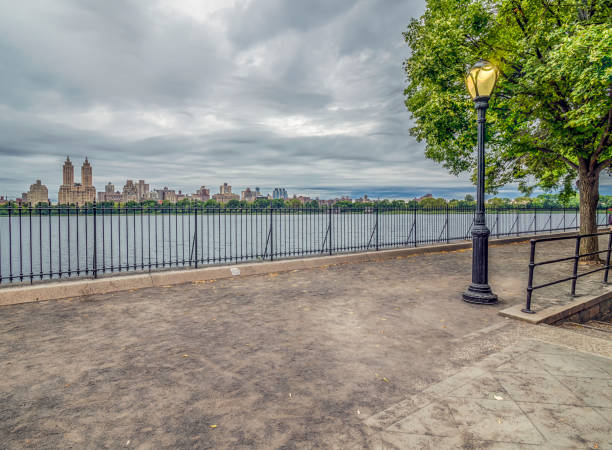 jacqueline kennedy onassis reservoir central park reservoir - aky imagens e fotografias de stock