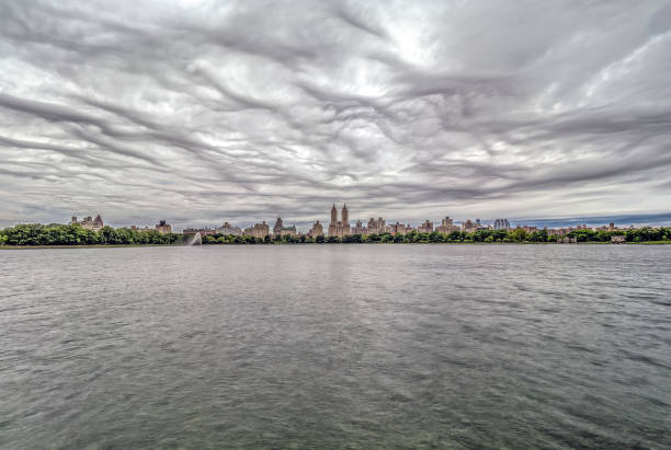 jacqueline kennedy onassis reservoir central park reservoir - aky imagens e fotografias de stock