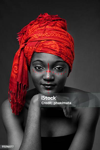 Donna Africana Con Headwrap Tribale - Fotografie stock e altre immagini di Marrone - Marrone, Viso, Cultura africana