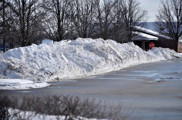 montón de nieve en el estacionamiento. - tillage fotografías e imágenes de stock