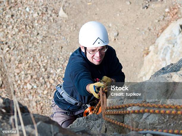 Alpinista Na Parede - Fotografias de stock e mais imagens de Escalar Rochas - Escalar Rochas, Adulto, Alpes Europeus