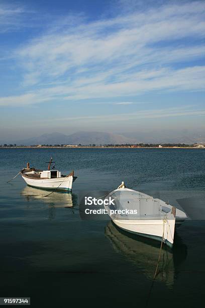 Photo libre de droit de Paire De Bateaux De Pêche Grec Traditionnel banque d'images et plus d'images libres de droit de Blanc - Blanc, Bleu, Culture grecque