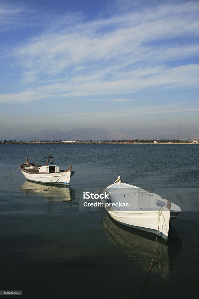 Пара традиционной греческой рыбацкой лодки - Стоковые фото Белый роялти-фри