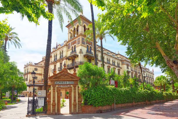 l'hotel alfonso xiii rimane un punto di riferimento culturale iconico a siviglia, in spagna. - seville spanish culture spain town square foto e immagini stock