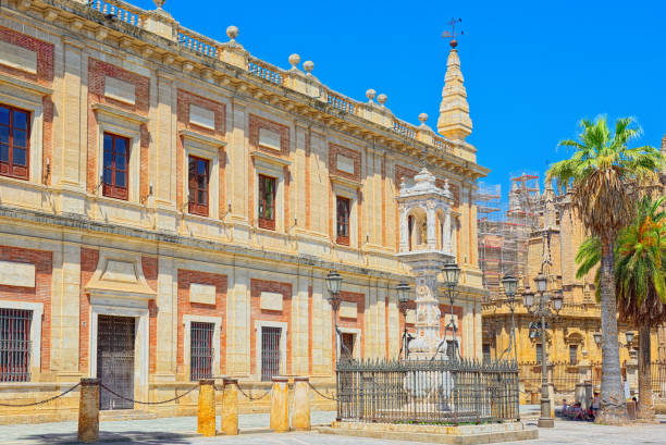 archivo general de indias (archivo general de indias), ubicado en el intercambio de antiguos comerciantes de sevilla, españa. - plaza de espana sevilla town square seville fotografías e imágenes de stock