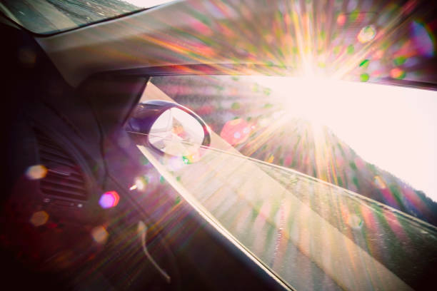 światła słoneczne reflektory na oknie i lustro samochodu wewnątrz widoku - blinding zdjęcia i obrazy z banku zdjęć