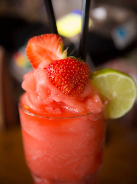 erdbeer-frucht-cocktail - strawberry daiquiri stock-fotos und bilder