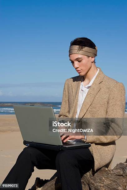 Lavorando In Spiaggia - Fotografie stock e altre immagini di Abbigliamento - Abbigliamento, Adulto, Affari