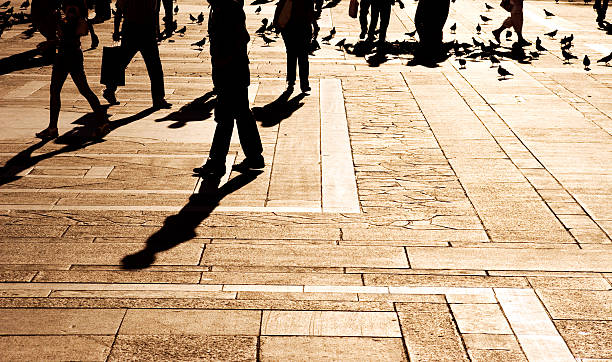 силуэт пешие прогулки человек - human foot walking business crowd стоковые фото и изображения