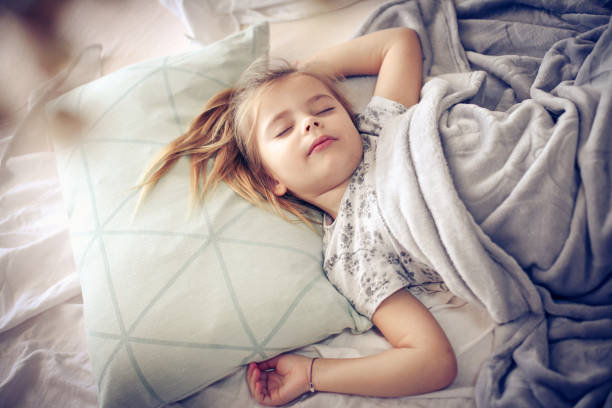 mattina a letto. - dreams child sleeping little girls foto e immagini stock