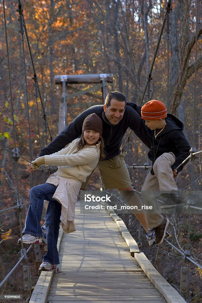 Отец с сыном и дочерью monkeying по - Стоковые фото В экстазе роялти-фри